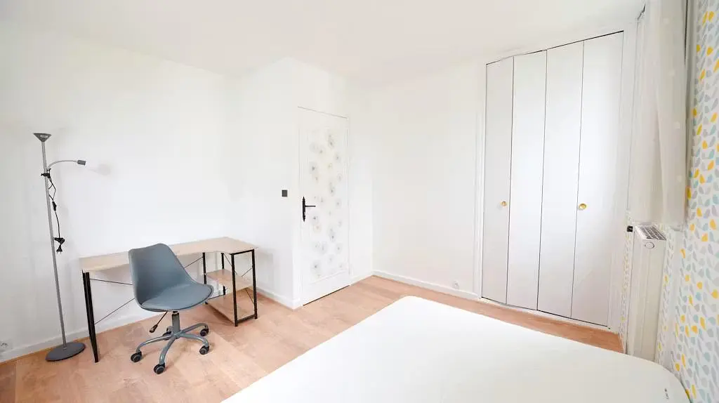 Schlafzimmer; tageslicht, holzboden