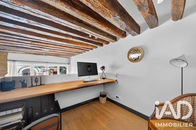 Salon; poutres en bois, parquet, lumière naturelle