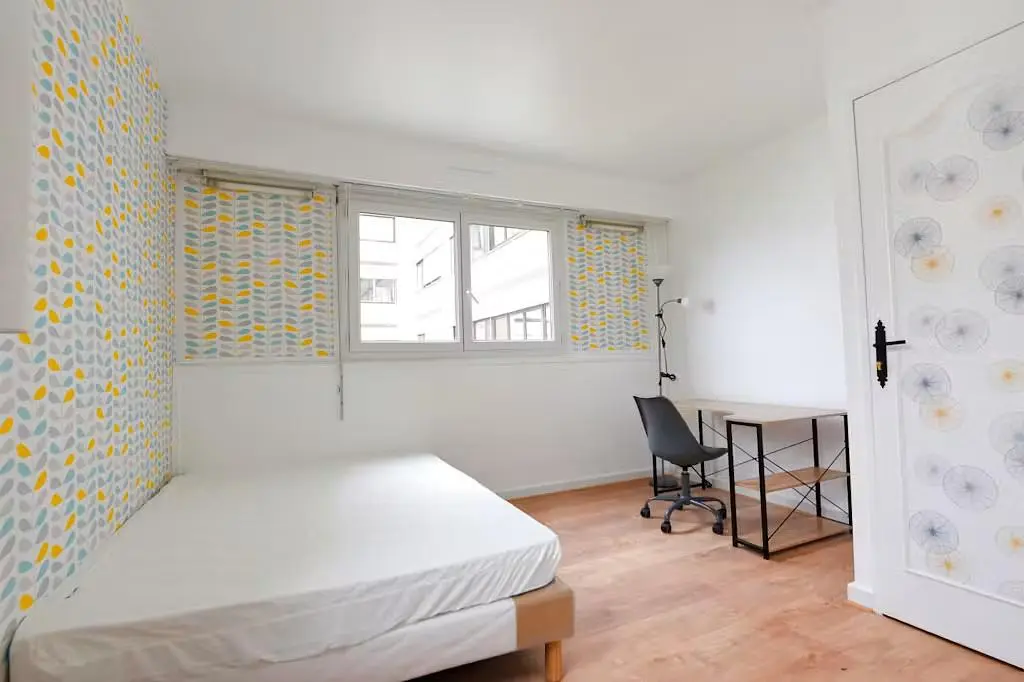 Schlafzimmer; tageslicht, holzboden