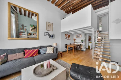 Salon; poutres en bois, parquet, lumière naturelle, style moderne
