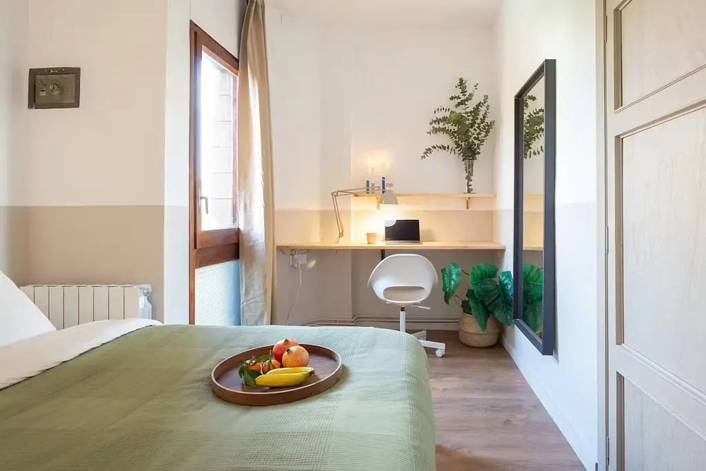 Chambre; lumière naturelle, parquet