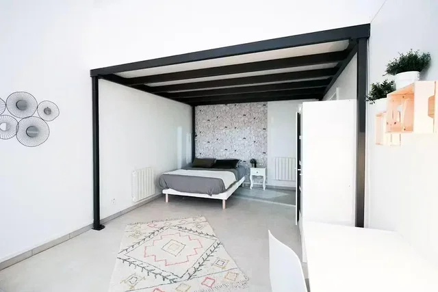 Camera da letto; luce naturale, stile moderno, travi in legno