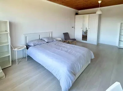 Schlafzimmer; holzbalken, holzboden, tageslicht