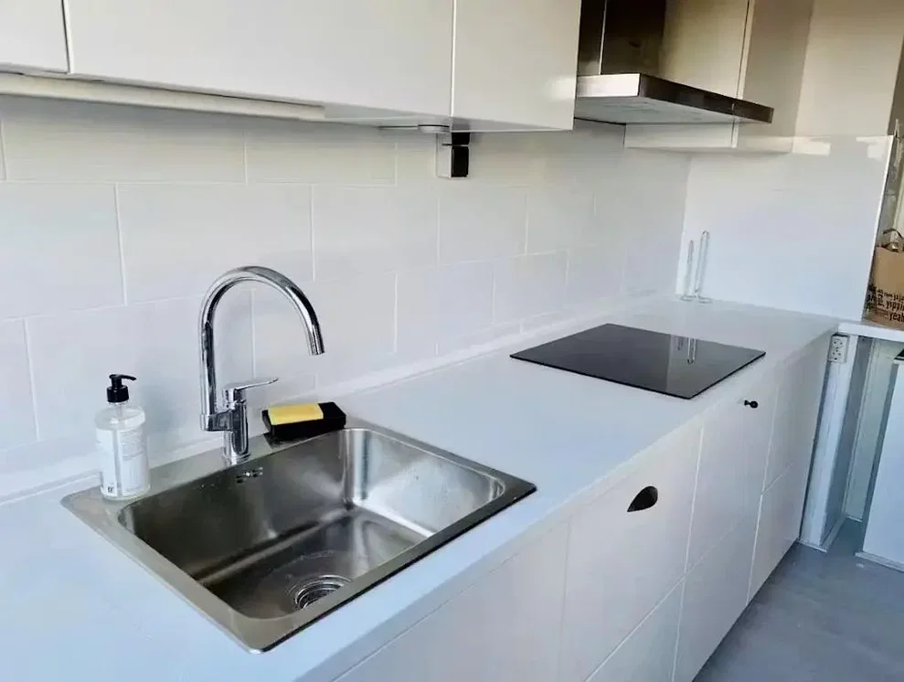 Küche; küchengeräte, fliesenboden, renoviert, tageslicht