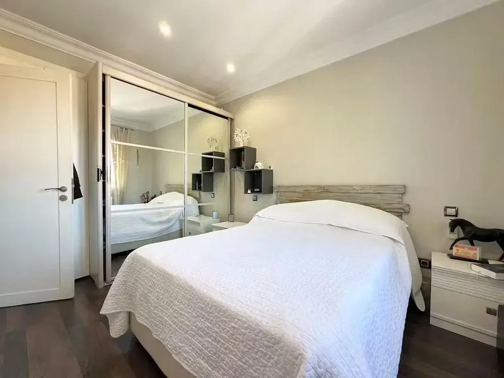 Schlafzimmer; holzboden, tageslicht