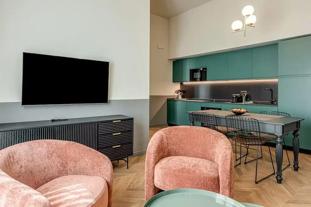 Wohnzimmer; küchengeräte, holzboden, tageslicht, moderner stil