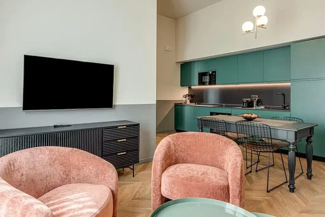 Salón; electrodomésticos, suelo de madera, luz natural, estilo moderno