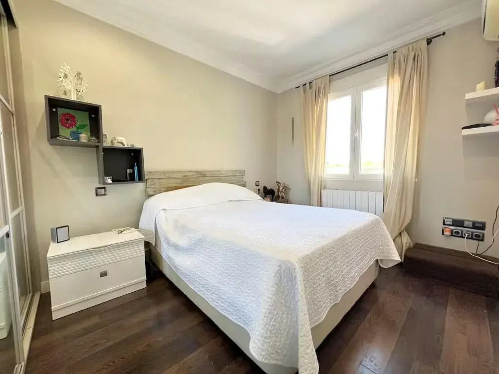 Schlafzimmer; holzboden, tageslicht