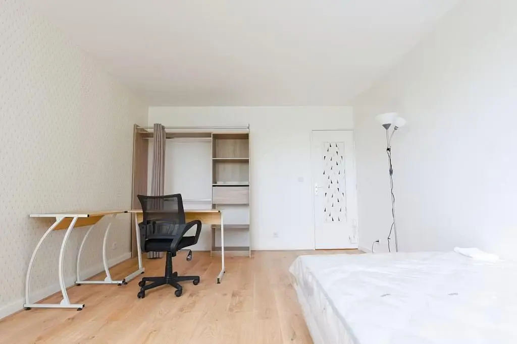 Chambre; lumière naturelle, parquet