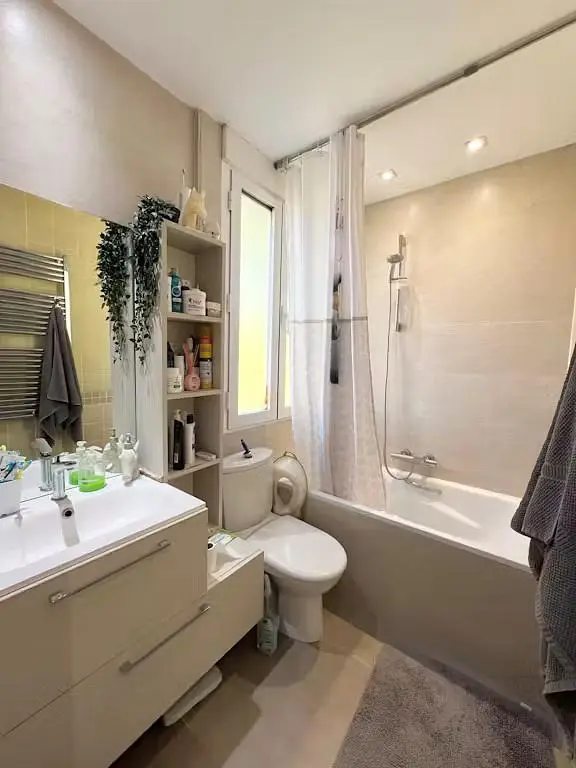 Badezimmer; fliesenboden, tageslicht