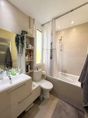 Badezimmer; fliesenboden, tageslicht