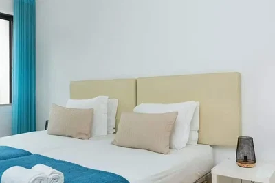 Spavaća soba; prirodno svjetlo, moderni stil