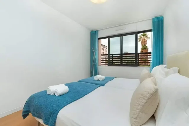 Spavaća soba; prirodno svjetlo, moderni stil