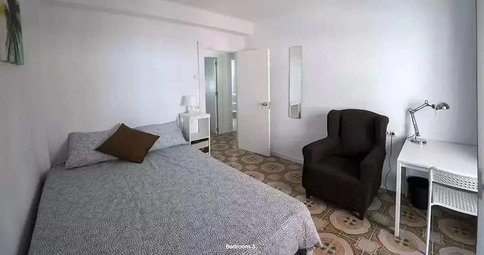 Dormitorio; luz natural, necesita renovación