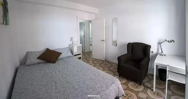 Dormitorio; luz natural, necesita renovación