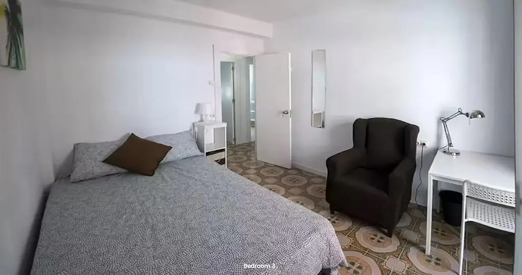 Dormitorio; luz natural, necesita renovación
