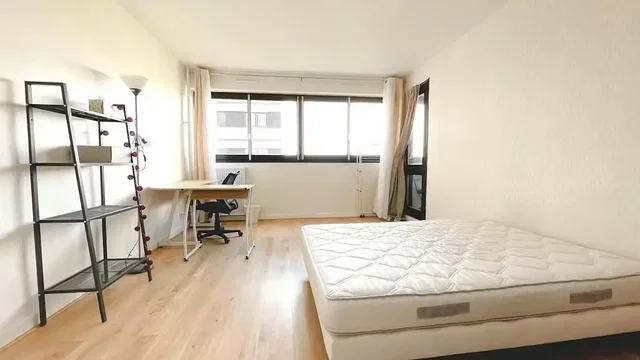Dormitorio; luz natural, suelo de madera