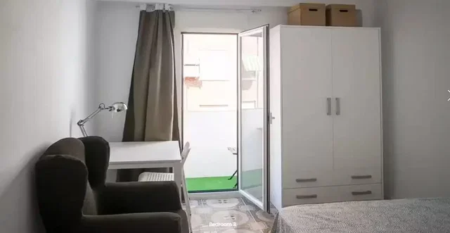 Dormitorio; luz natural, suelo de madera