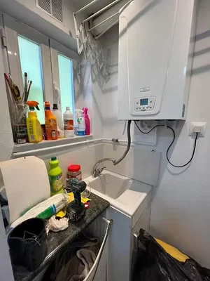 Toilette; warmwasserbereiter, renovierungsbedürftig