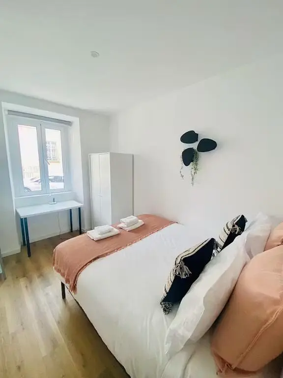 Schlafzimmer; holzboden, tageslicht