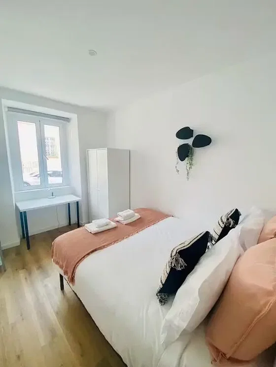 Schlafzimmer; holzboden, tageslicht