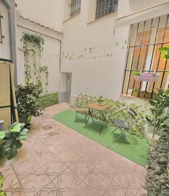 Terrazza; luce naturale, pavimento in piastrelle