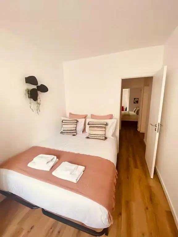 Schlafzimmer; holzboden, tageslicht