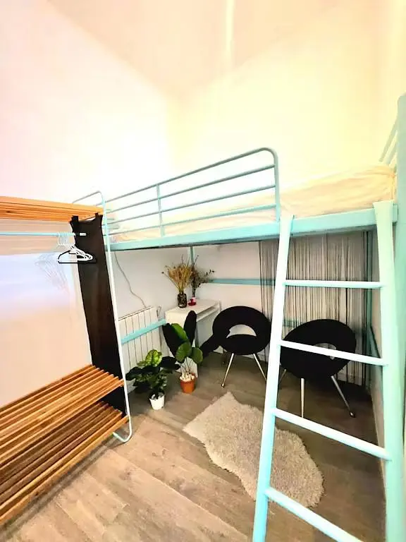 Camera da letto; pavimento in legno, luce naturale