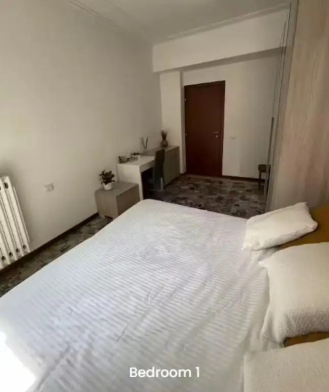 Yatak odası; doğal ışık, tadilat gerekiyor