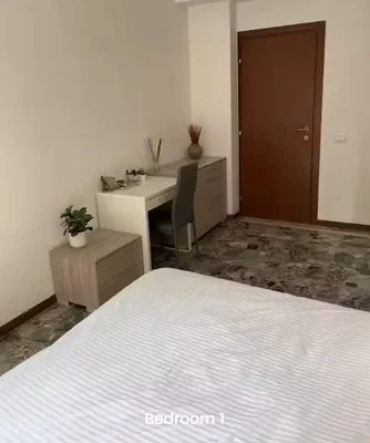 Yatak odası; fayans zemin, doğal ışık
