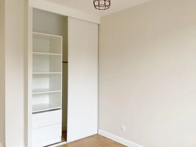 Chambre; parquet, lumière naturelle