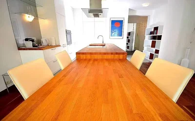 Cocina; electrodomésticos, suelo de madera, luz natural