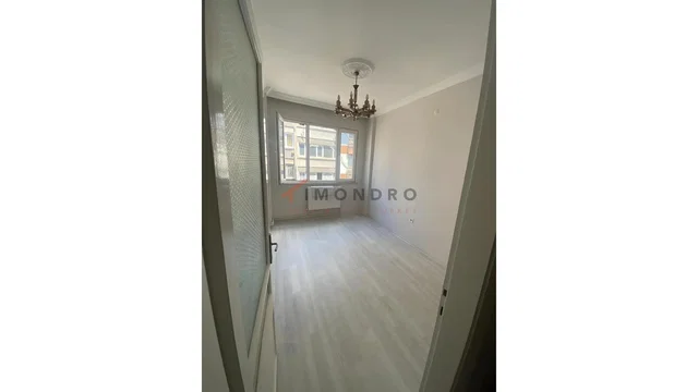 Ložnice; přirozené světlo, dřevěná podlaha