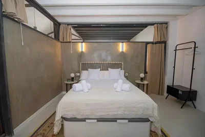 Camera da letto; luce naturale, stile moderno