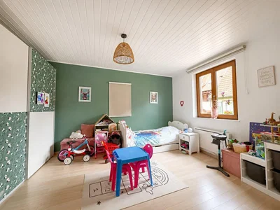 Habitación infantil; suelo de madera, luz natural