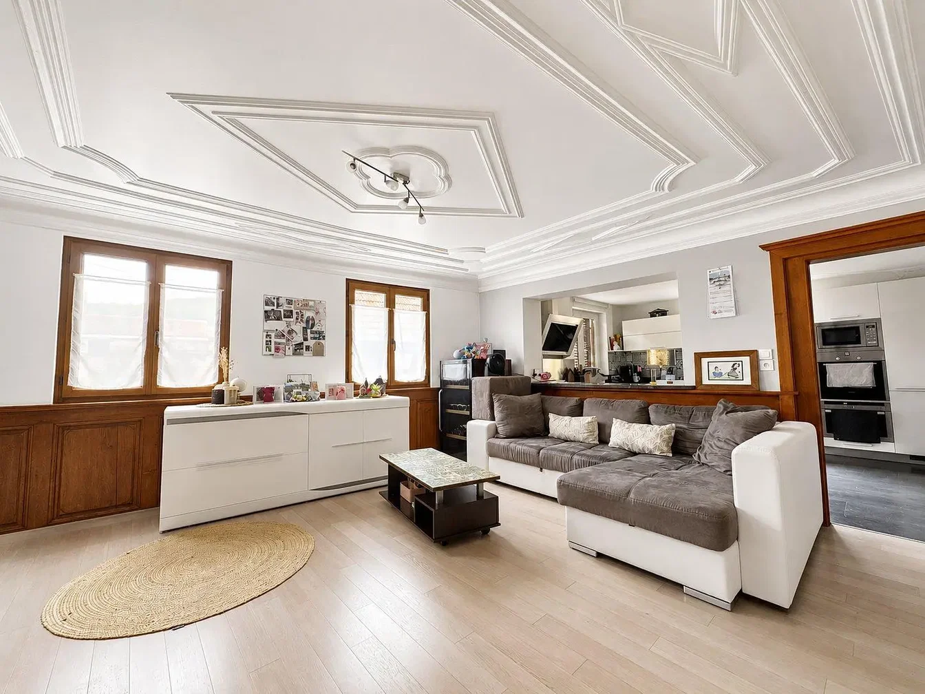 Salón; luz natural, techos altos, suelo de madera