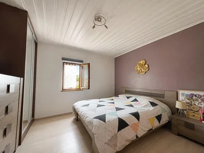 Dormitorio; luz natural, suelo de madera