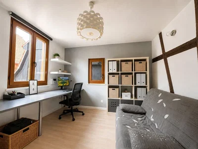 Habitación infantil; luz natural, suelo de madera