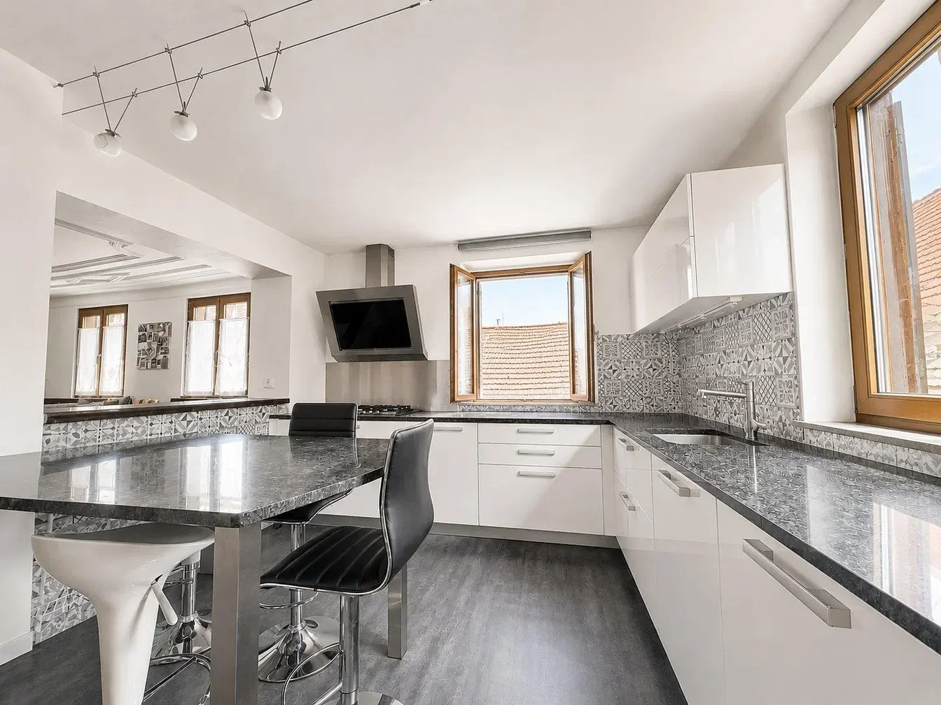 Cocina; electrodomésticos, luz natural, estilo moderno