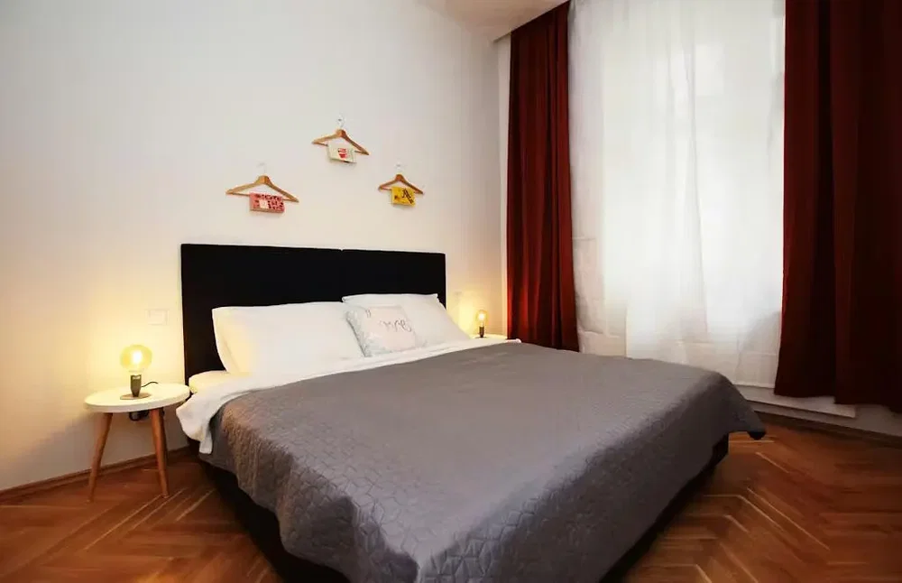 Schlafzimmer; holzboden, tageslicht