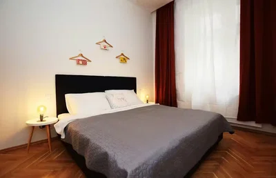 Schlafzimmer; holzboden, tageslicht