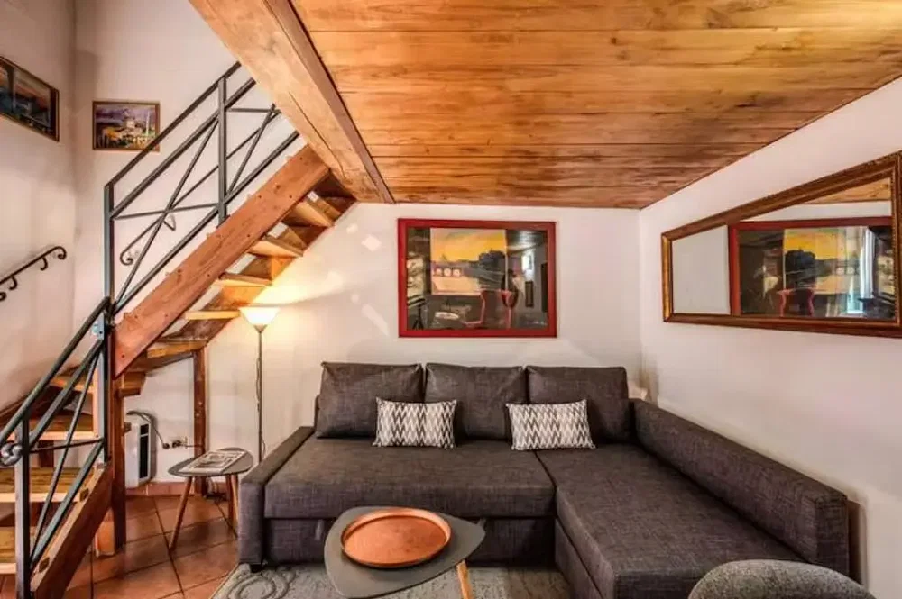 Salon; poutres en bois, parquet, lumière naturelle, style rustique
