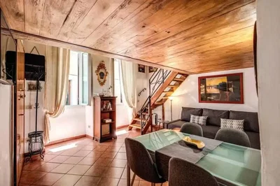 Woonkamer; tegelvloer, houten balken, natuurlijk licht, moderne stijl