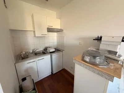 Кухиња; кухињски апарати, дрвени под, природно светло