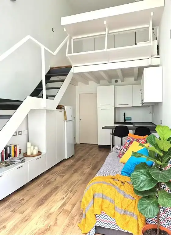 Salon; électroménager, parquet, lumière naturelle