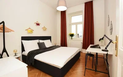 Schlafzimmer; holzboden, tageslicht