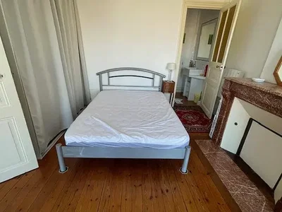 غرفة نوم; أرضية خشبية