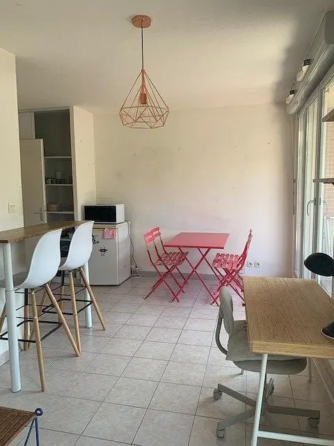 Кухиња; плочице, природно светло, кухињски апарати