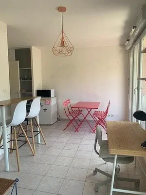 Кухиња; плочице, природно светло, кухињски апарати