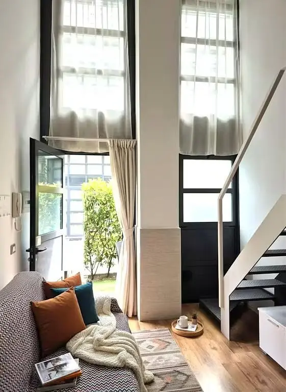 Salon; lumière naturelle, parquet, style moderne